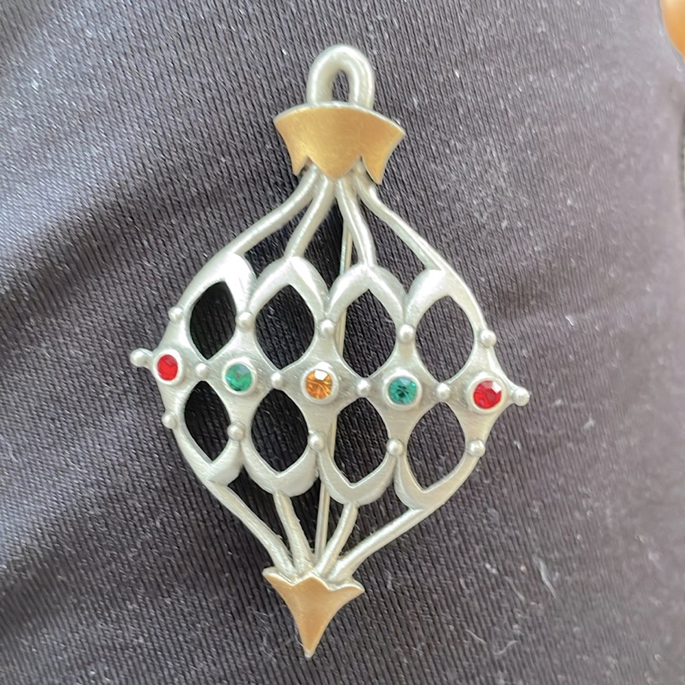 J J Pewter Christmas Ornament Brooch with Multicolor Faceted Colored Stones.